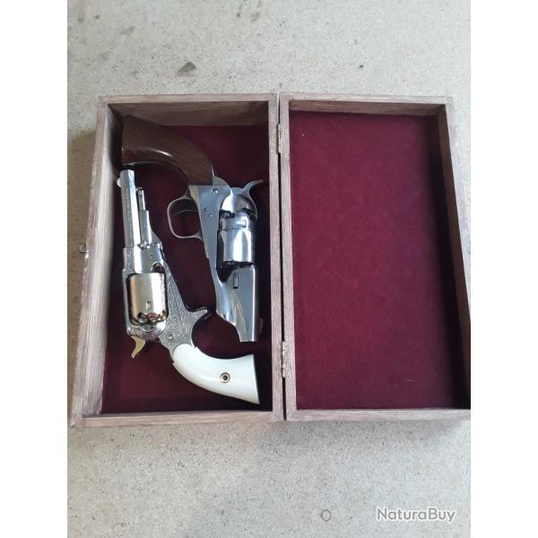 Coffret 23x12x5,5 cm en bois cir�, pour deux petites armes.