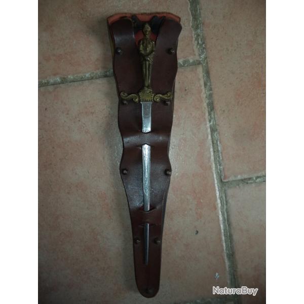 couteau poignard poign�e laiton chevalier  pr�sentoir cuir