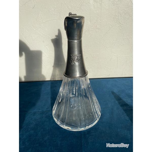 Ancienne aigui�re �cusson � la grappe de raisin