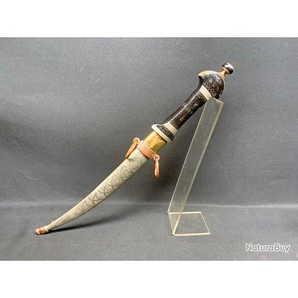 SUPERBE COUTEAU KOUMMYA TOUAREG DU MAGHREB, XX SIECLE, LAITON EBENE, ET FER BLANC