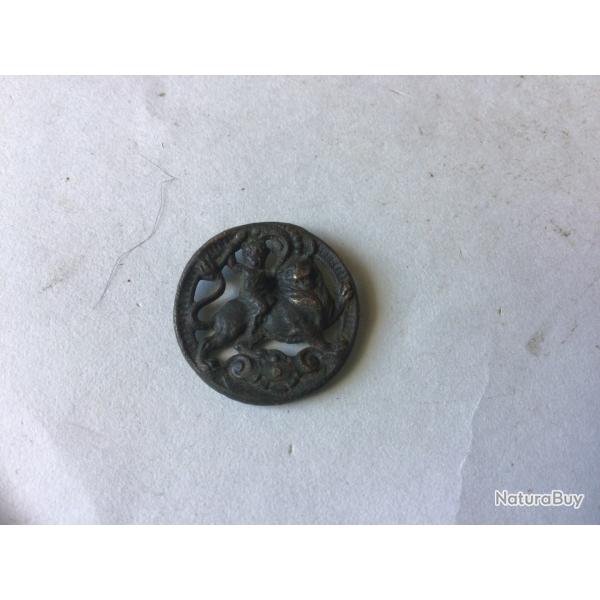 VENDU PAR LE- CUIRASSIER BOUTON TRES ANCIEN ENFANT CHEVAUCHANT UN LION