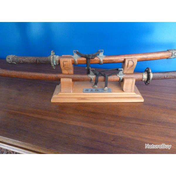 lot  de katanas avec support