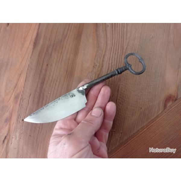couteau forg� en acier carbone  manche en clef
