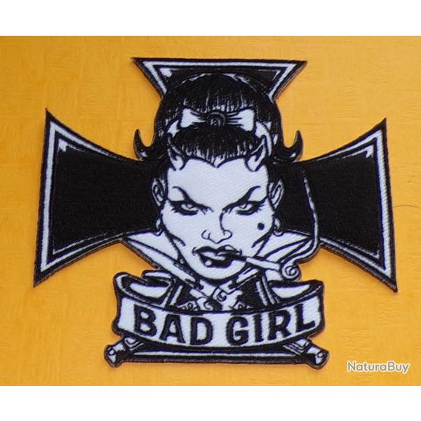 TISSU PATCH :BAD GIRL  , DIAMETRE 10 CM , BON ETAT VOIR PHOTOS . POUR TOUT RENSEIGNEMENT ME CONTACT