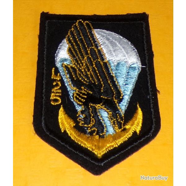 425 BATAILLON PARACHUTISTE DE COMMANDEMENT ET SOUTIEN   HAUTEUR 11 CM  , BON ETAT VOIR PHOTO . POUR