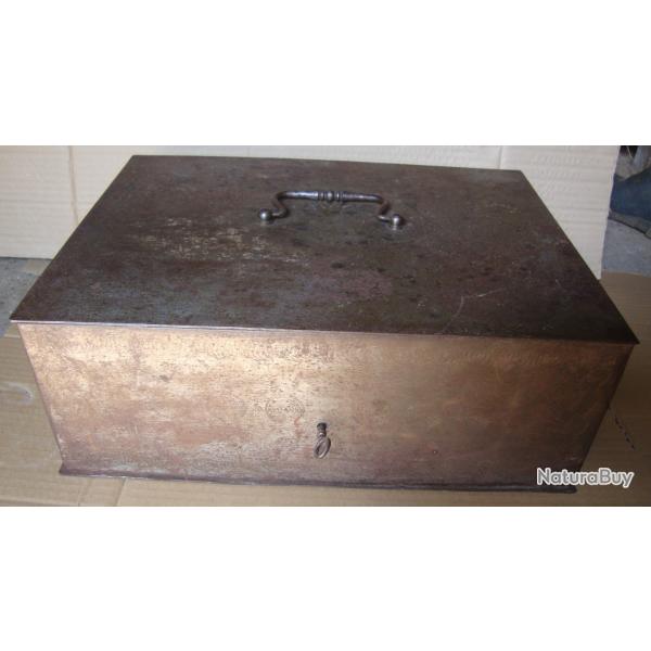 Ancienne  tr�s grande CAISSE EN FER, COFFRE DE MARCHE  avec sa cl�