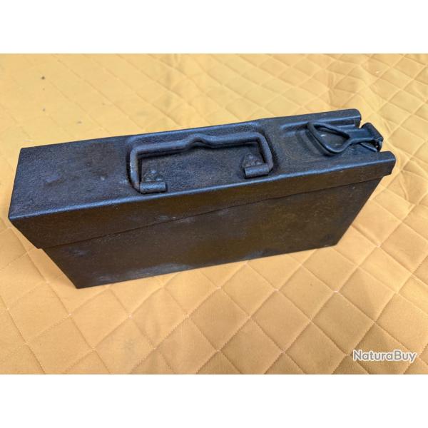 CAISSE A MUNITION. ALLEMANDE POUR  M G 34  EN FER  W W 2