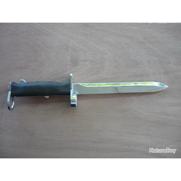 Tr�s belle ba�onnette 49/56 porte-fanion n�3 chrom�e