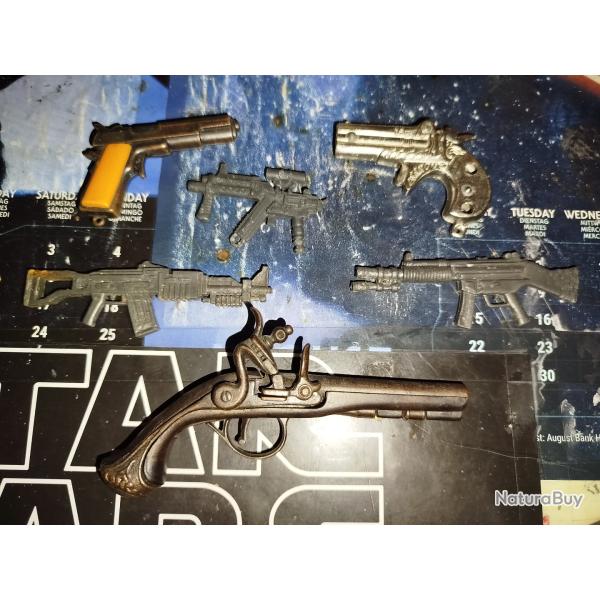 Lot de jouets a amorces et plastiques