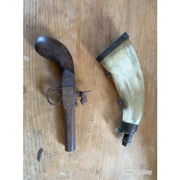 Pistolet poudre noir et sa poire  poudre noire en corne