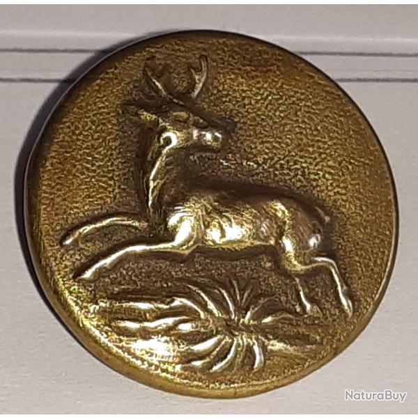 Bouton de livr�e de chasse, Chevreuil, �23, laiton et acier. Marque H - J -- PARIS. Lot A1.