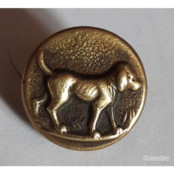 Bouton de livr�e de chasse, Chien courant , �16, laiton et acier. Inscription H-J - PARIS - Lot C1