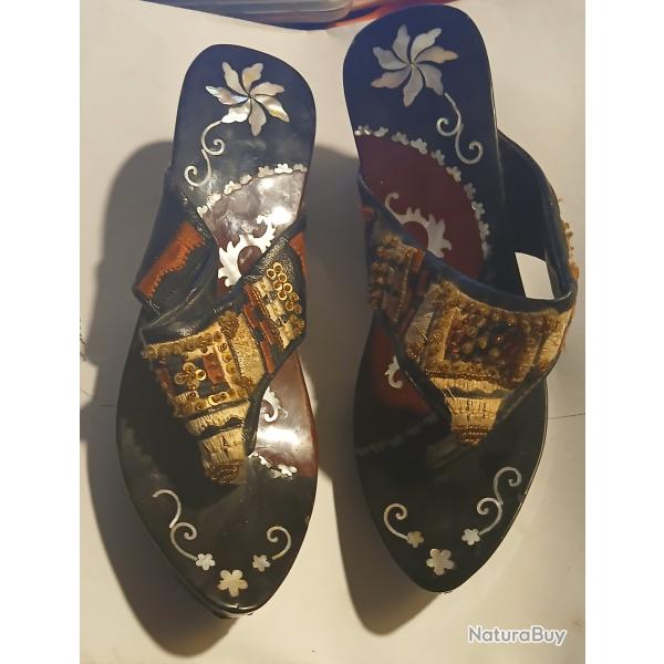 SORTE DE CHAUSSURES SABOT EN BOIS NACR INDONESIE...?