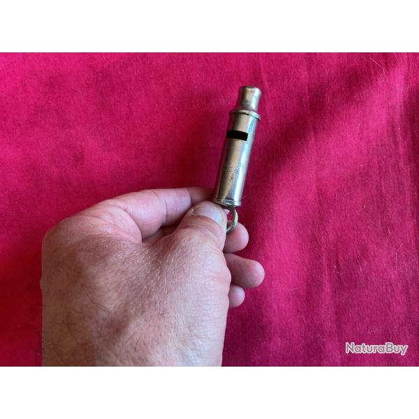 Sifflet ancien de marque la Hutte, pas de prix de r�serve