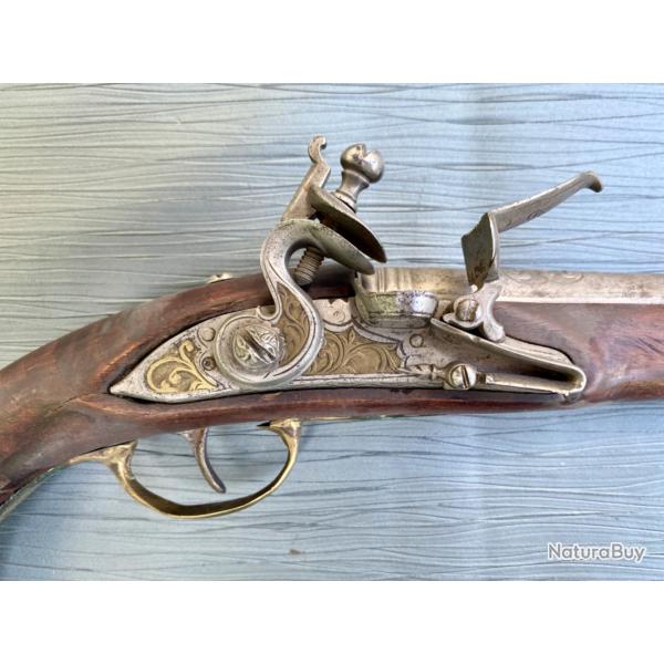 Long pistolet d'ar�on � silex de type oriental