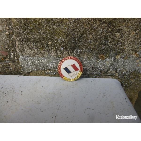 Ancien badge Formation Pr�militaire SEDAN