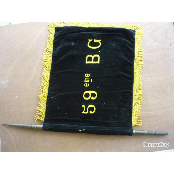 Porte-fanion avec fanion sur la basse Mas 36 du 59e Bataillon du g�nie, N�6