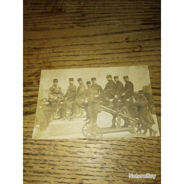 Carte postale de 9 poilus sur un canon ww1