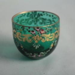Ancien verre à liqueur cristal vert émaillé or
