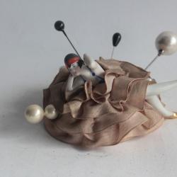 Pique aiguilles Demi figurine porcelaine Art Déco