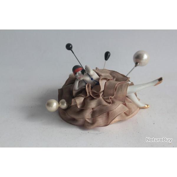 Pique aiguilles Demi figurine porcelaine Art D�co