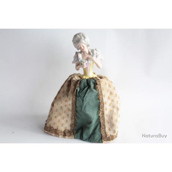 Demi figurine porcelaine Femme Marquise � la rose