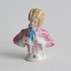 Demi figurine porcelaine Garçon tenant une lettre