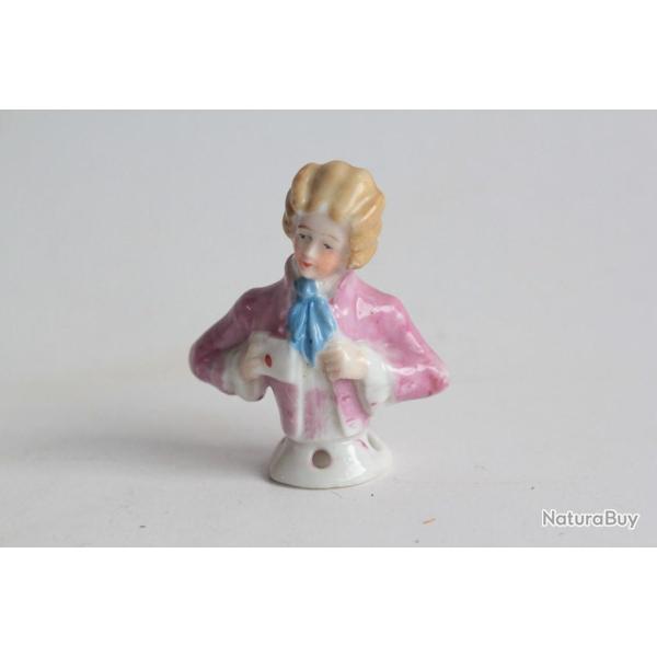 Demi figurine porcelaine Gar�on tenant une lettre