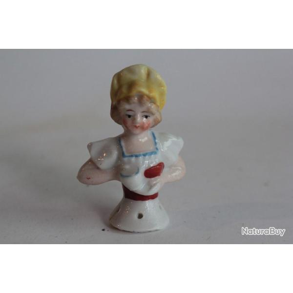 Demi figurine porcelaine Fillette tenant une tasse