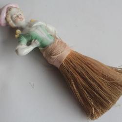 Demi figurine porcelaine Brosse Femme