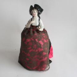 Demi figurine porcelaine Alsacienne tenant un verre