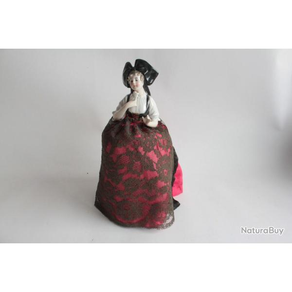 Demi figurine porcelaine Alsacienne tenant un verre