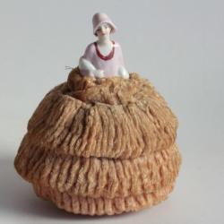 Demi figurine porcelaine Garçonne Art déco Pique aiguilles