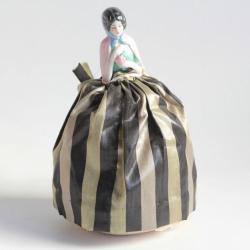 Demi figurine porcelaine Femme Pique aiguilles