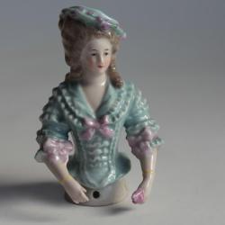 Demi figurine porcelaine Marquise tenant une rose