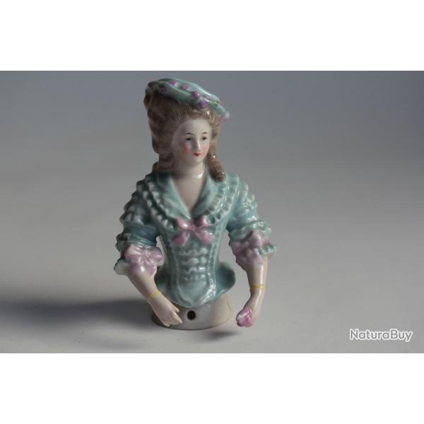 Demi figurine porcelaine Marquise tenant une rose