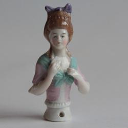 Demi figurine porcelaine Marquise tenant une lettre