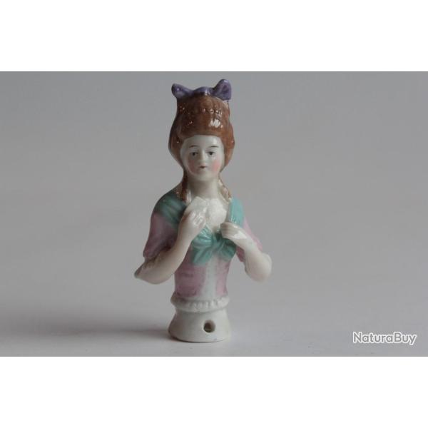 Demi figurine porcelaine Marquise tenant une lettre