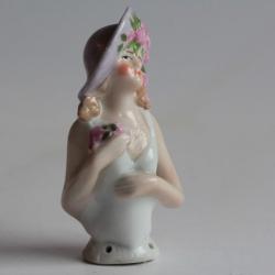 Demi figurine porcelaine Femme aux roses