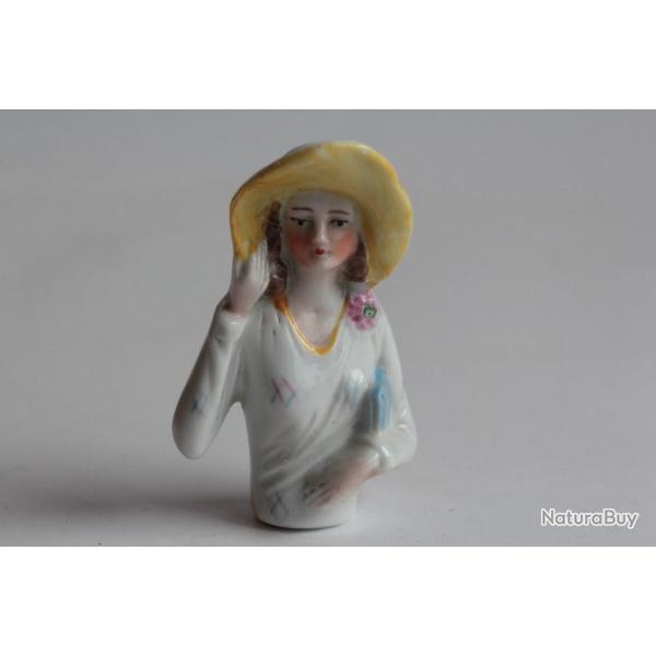 Demi figurine porcelaine Femme  la capeline
