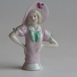 Demi figurine porcelaine Femme à la capeline