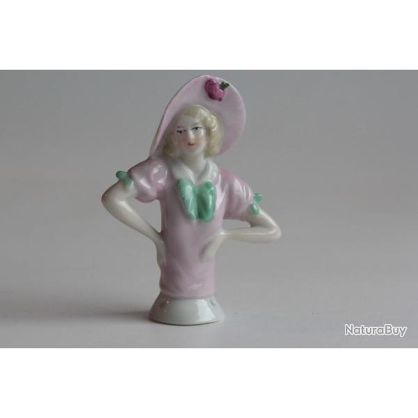 Demi figurine porcelaine Femme  la capeline