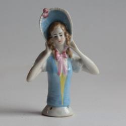 Demi figurine porcelaine Femme à la capeline