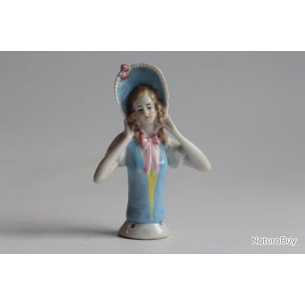 Demi figurine porcelaine Femme  la capeline