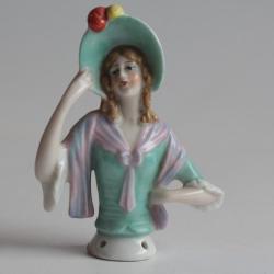 Demi figurine porcelaine Femme à la capeline
