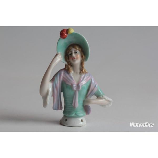 Demi figurine porcelaine Femme  la capeline