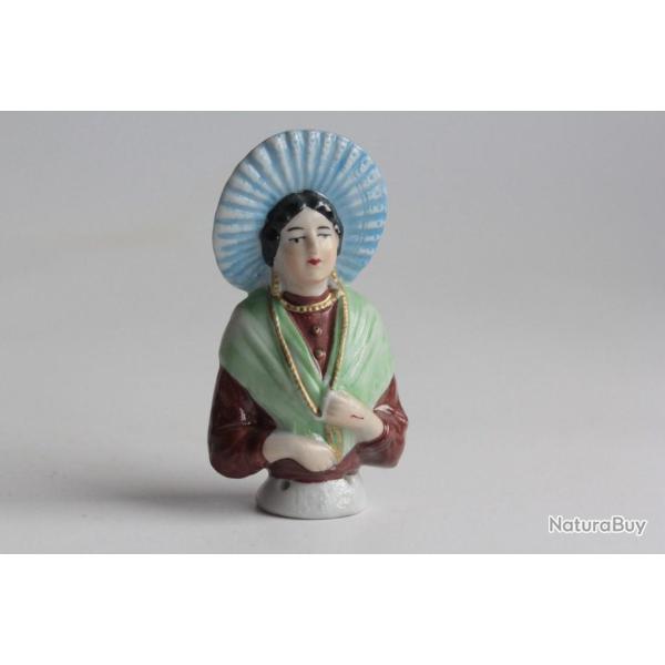 Demi figurine porcelaine Femme Dieppoise