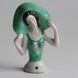 Demi figurine porcelaine Femme à la capeline