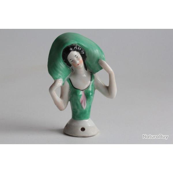 Demi figurine porcelaine Femme  la capeline