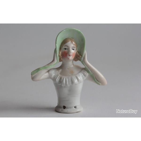 Demi figurine porcelaine Femme  la capeline